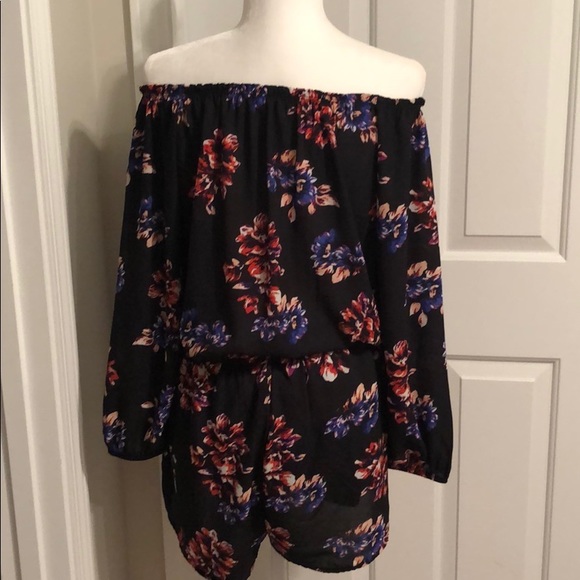 Floral Off the shoulder Romper - Picture 4 of 7